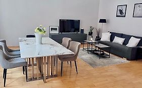 90Qm Designerwohnung Mit Kueche Und Jacuzzi In Do-City